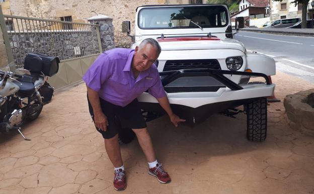 Un vecino de Bolíbar deslumbra en la costa al volante del único coche anfibio de Euskadi