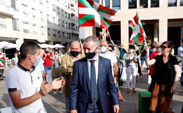 Urkullu responde a Bildu y dice que si es seguro ir a la playa «más será ir a votar»