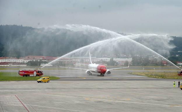 El aeropuerto acaba con la tradición del arco de agua para los aviones