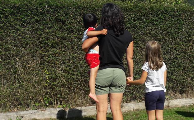 Una mujer de Santurtzi acudirá a la mesa electoral con su dos hijos tras denegarle el permiso a no presentarse