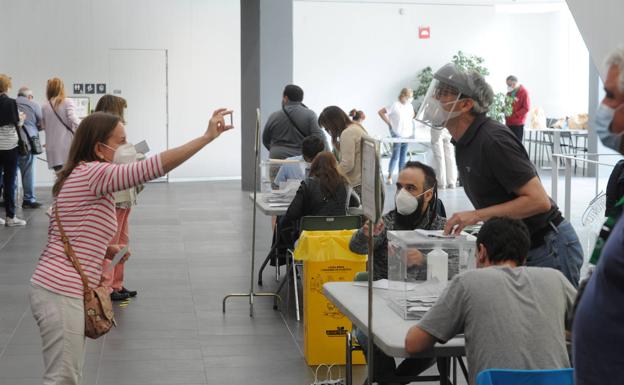 Mascarillas, distancias y geles marcan una insólita jornada electoral