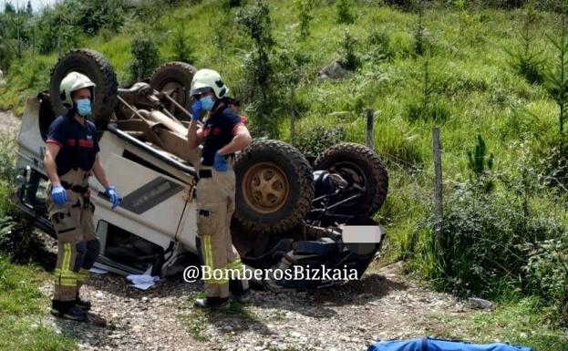 Fallece un hombre de 83 años tras volcar su todoterreno en una pista forestal de Dima