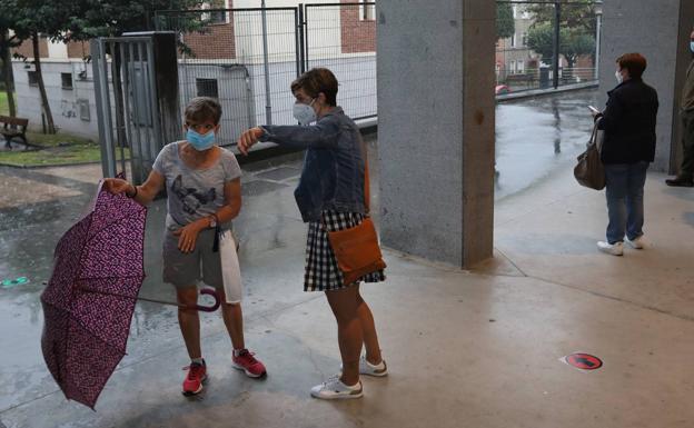 La lluvia marca la jornada electoral, aunque el tiempo mejorará a la tarde