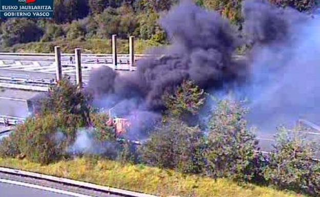 Cortan durante más de seis horas la AP-68 en sentido Zaragoza por el incendio de un camión en Altube