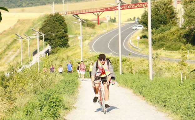 En bici tras la estela del 'trenico'