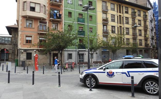 Se hacen pasar por ertzainas y le propinan puñetazos en la cara para robarle el móvil y dinero en Bilbao