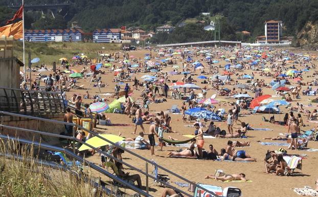 Prohibido el acceso a las playas de La Arena y Arriatera por exceso de aforo