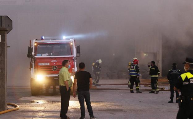 Aparatoso incendio en la planta de reciclaje Onaindia en Vitoria
