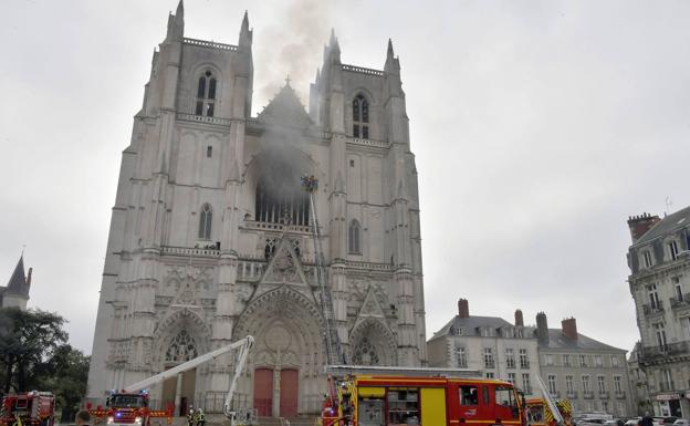 Detenido un monaguillo de la catedral de Nantes por el incendio del templo