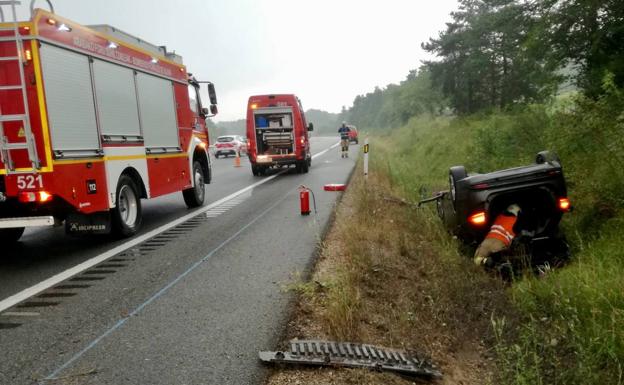 Herido tras volcar su vehículo en la AP-68, en Urkabustaiz