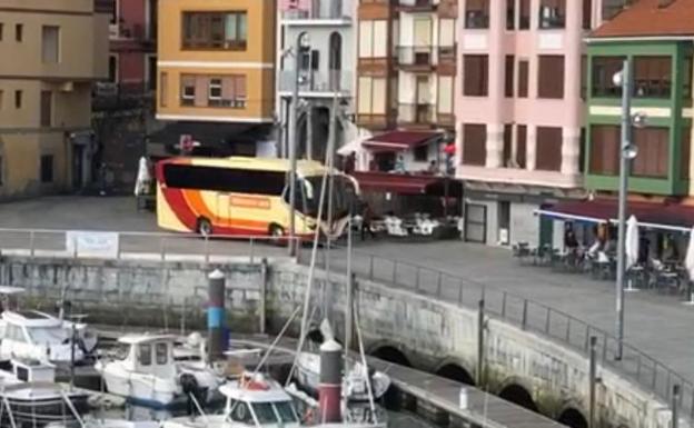 Un autobús desbocado en el puerto de Bermeo... por una película