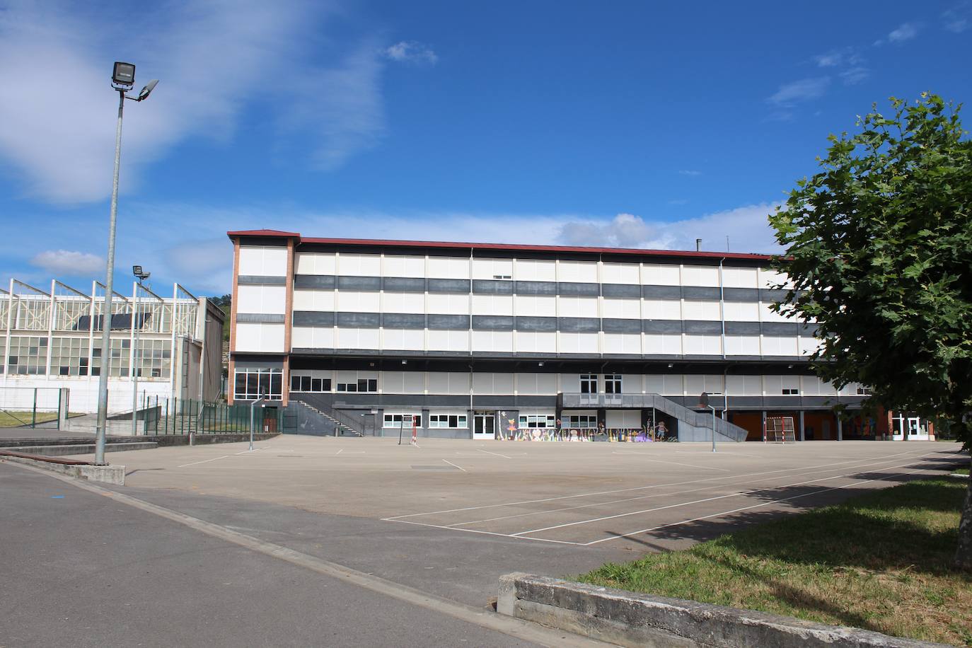 Malestar en Amurrio por el cambio de nombre del colegio Lucas Rey por Mendiko Eskola