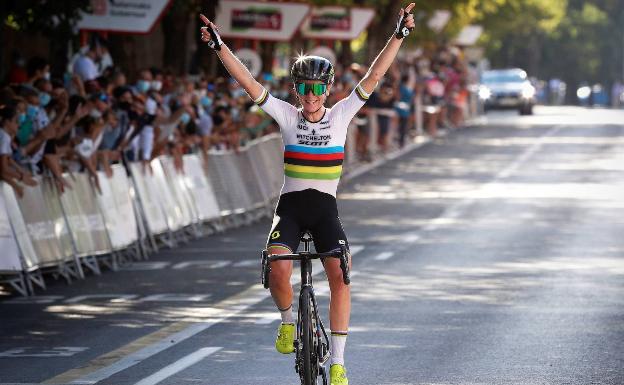 Van Vleuten firma un doblete en tierras navarras