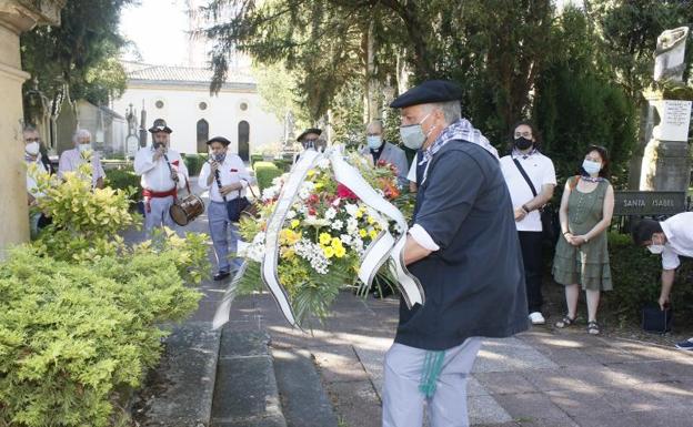 Los blusas y neskas honran sus orígenes y a sus compañeros fallecidos