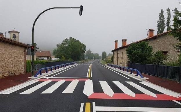 La nueva travesía de Azáceta mejora la seguridad peatonal