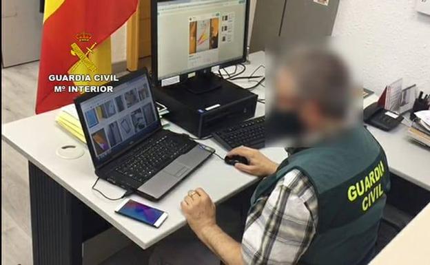 Detenidas 7 personas en Bizkaia que formaban parte de una red de estafas on line