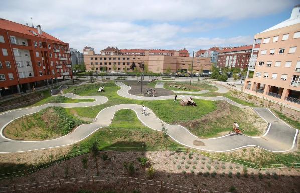 Lakua estrena un parque con anfiteatro, zona de cometas, circuitos de BMX y máquinas para mayores