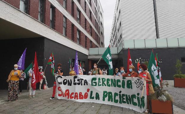 Trabajadores de la residencia Santa Teresa de Barakaldo exigen mejoras en la calidad de los servicios