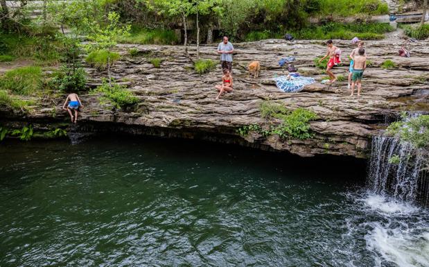 Unos bañistas rescatan y reaniman a un joven en la poza de Sarria