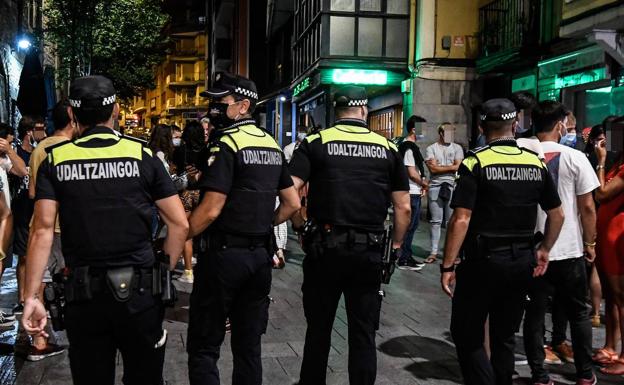 Lanzan botellas y vasos a agentes que disolvían una multitud en Algorta