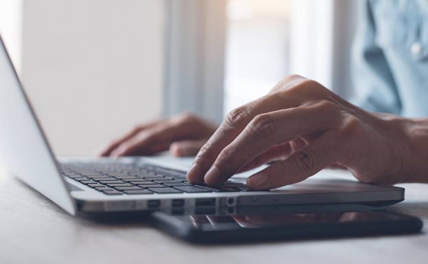 Iruñeko Udalak sare sozialetan profil bakarra izan beharko du euskara eta gaztelania tartekatzeko