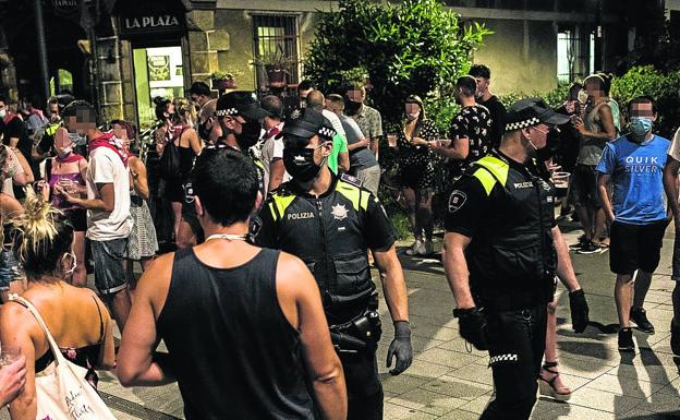 50 multas en Getxo por ir sin mascarilla o beber en la calle en horas prohibidas