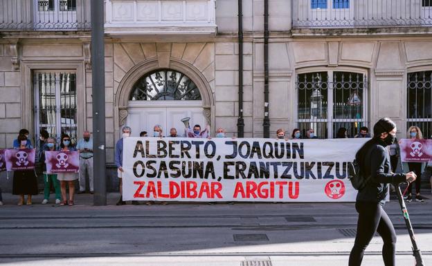 Protestas a las puertas del Parlamento vasco por el vertedero de Zaldibar y el 'caso Iruña-Veleia'