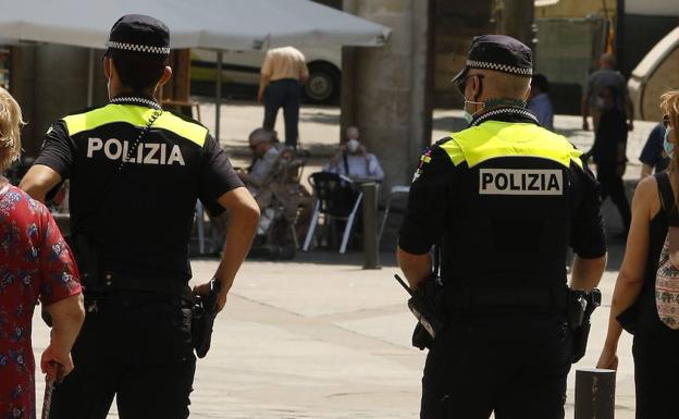 Dos detenidos por agredir a sus parejas y otro por golpear a su padre en Vitoria