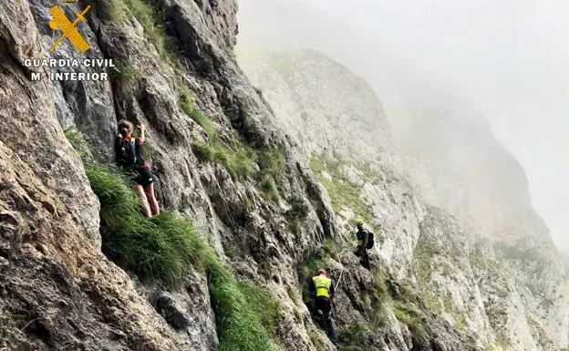 Rescatan a una pareja vizcaína enriscada a 60 metros de altura en Cantabria