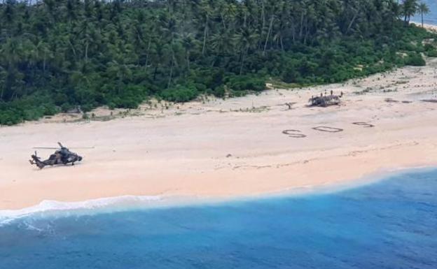 Rescatan a tres hombres perdidos en una isla desierta tras escribir un enorme SOS sobre la arena