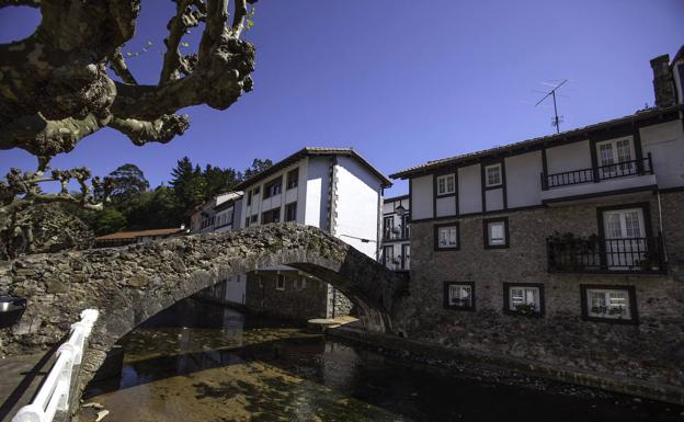 Fallece un hombre de 85 años al chocar con su vehículo contra una casa en Ea