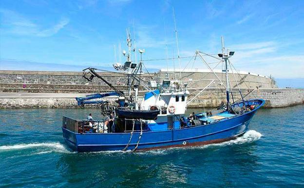 Rescatados los ocho marineros de un barco de Santoña, hundido a 53 millas al norte de Punta Galea