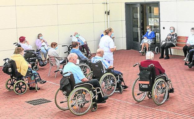 Un caso en un centro de día de Álava vuelve a disparar el temor al contagio de mayores