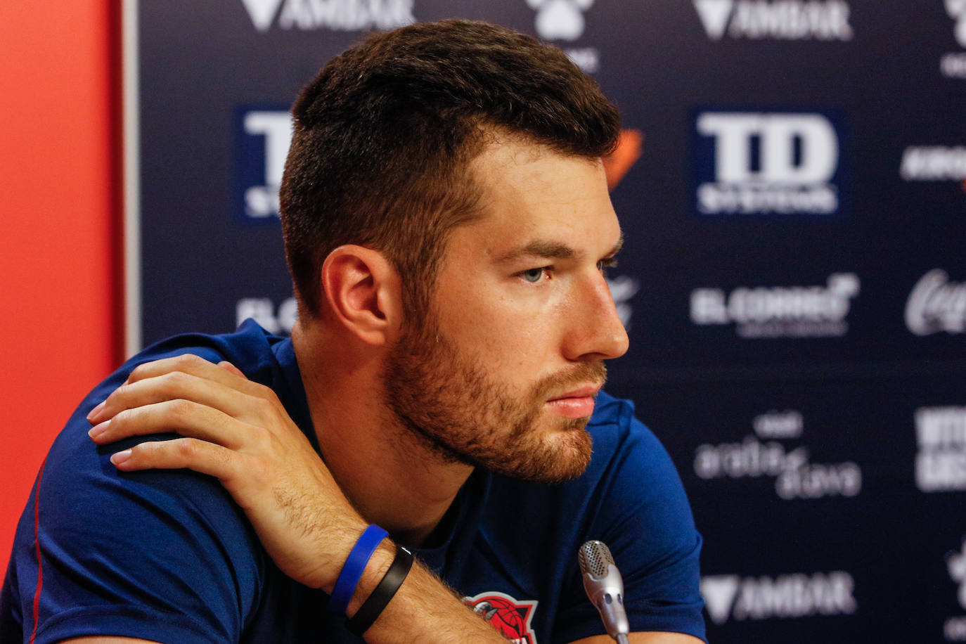 Presentación de Peters y Jekiri con el Baskonia