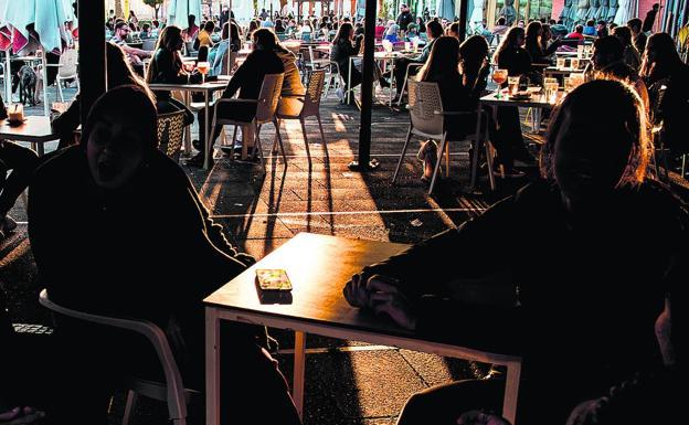 El Gobierno y la Diputación estudian medidas más restrictivas en el ocio y las residencias de Bizkaia