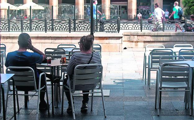 De la «indignación» entre los hosteleros a los aplausos de los sanitarios