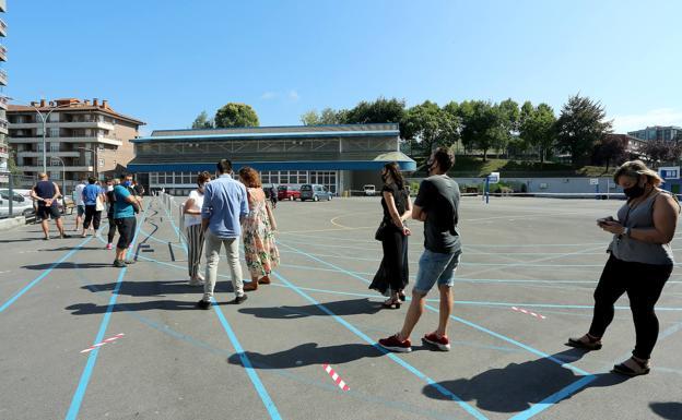 Azpeitia cierra el polideportivo, la oficina de turismo y el centro de día tras el foco del Casco Viejo