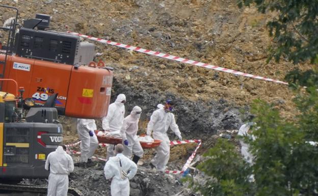 Encuentran un reloj y objetos de uno de los operarios desaparecidos junto al cuerpo hallado en el vertedero