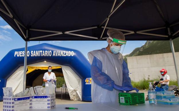 Un centenar de personas se hacen la PCR por un brote en un camping de Ribadesella