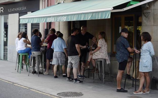 Euskadi prohíbe consumir de pie en los bares y echa la persiana a la una de la madrugada