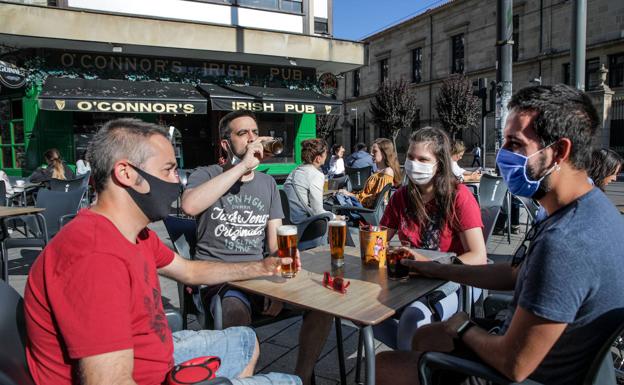 El Gobierno vasco recula y convierte en recomendación la prohibición de agruparse más de 10 personas