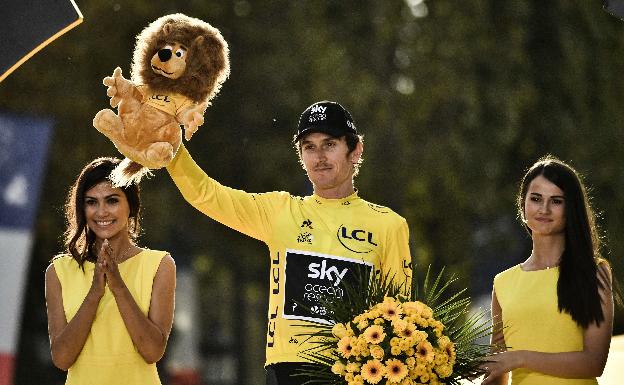 Una azafata y un azafato en la ceremonia del podio del Tour