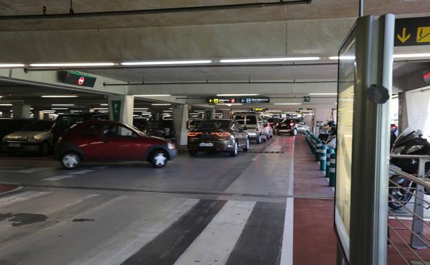 Los parking de 'low cost' del aeropuerto de Loiu agonizan por la pandemia