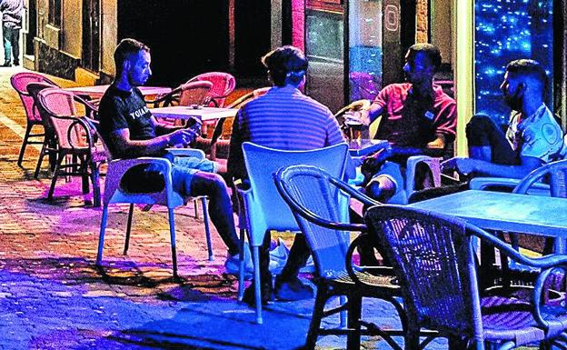 Los ayuntamientos vascos reclaman a Salud que los pubs puedan abrir de día