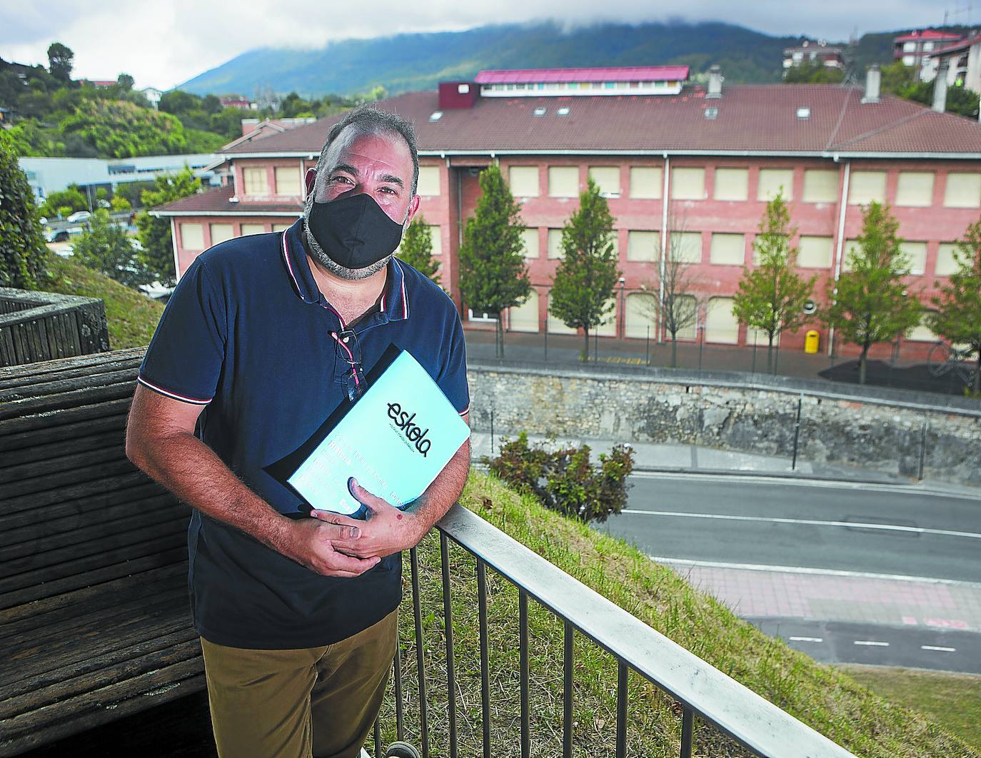 «¿Once personas no deben estar juntas en la calle y veinte dentro del aula sí?»