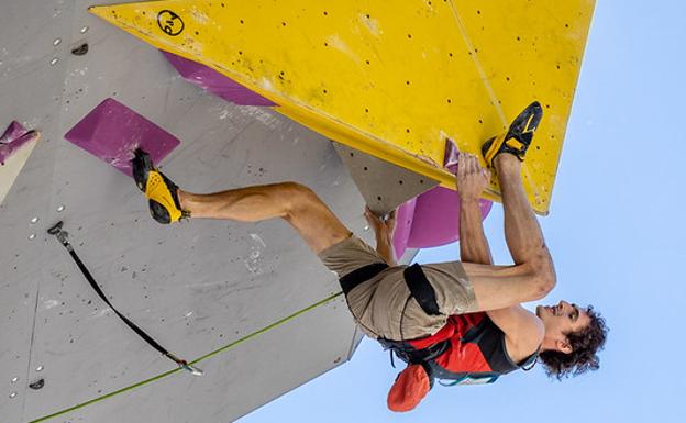 Adam Ondra enseña los dientes a Alex Megos