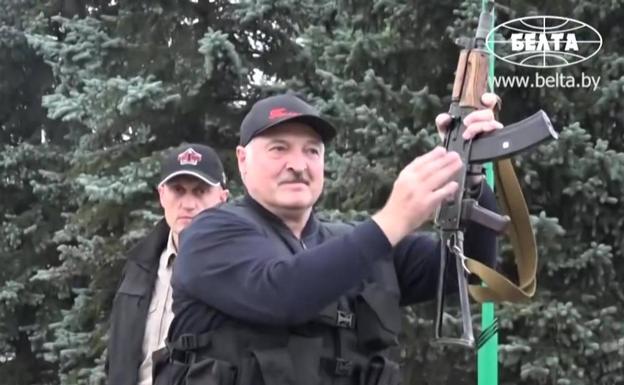 Lukashenko y su hijo de 15 años empuñan las armas mientras arrecian la protestas