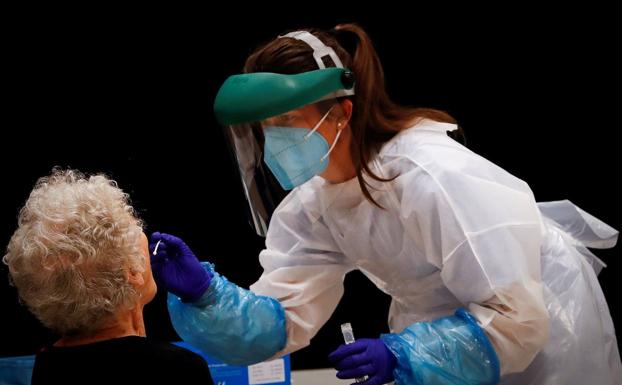 Un «error técnico» en las PCR provoca una avalancha de falsos positivos en Sestao