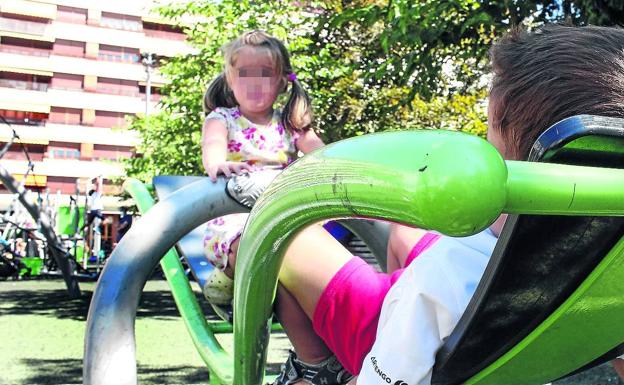 «Los niños tienen que jugar entre ellos en el parque»