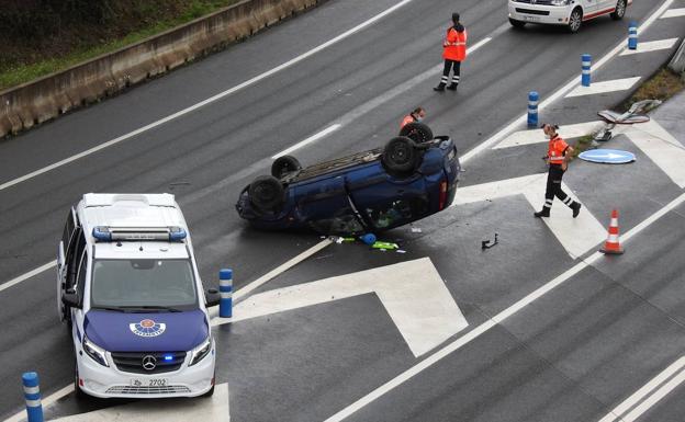 Vuelca un vehículo en la entrada al Txorierri a la altura de Derio